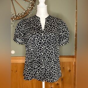 UNTUCKit Black and White Patterned Blouse